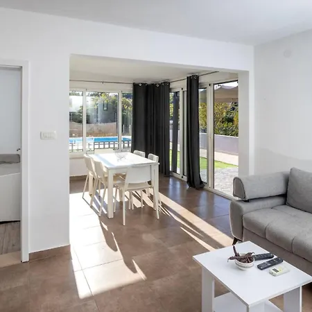 House Nane Garden Feriehus Mirce