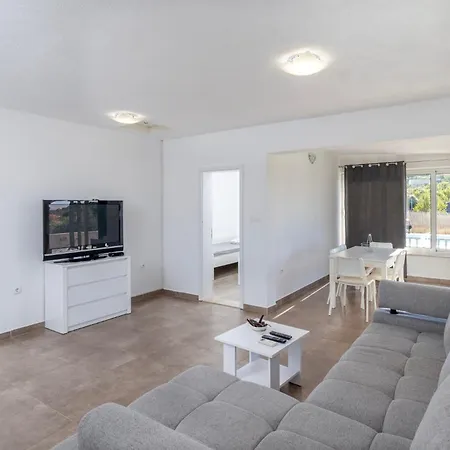 Ferienhaus House Nane Garden *