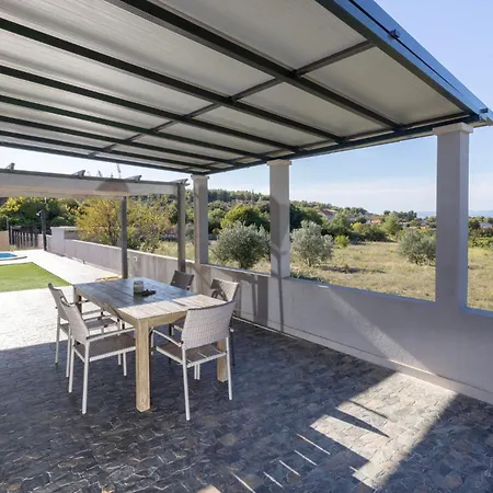 House Nane Garden Ferienhaus